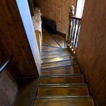 梅の木 - 2階のトイレから1階へのアプローチ