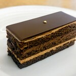 パティスリー モンプリュ - オペラ753円 ホットコーヒー550円