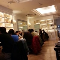 アニヴェルセル カフェ - 白が基調の素敵な店内。そこそこ混んでた。