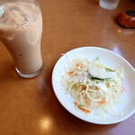 カレーリーブス カフェ＆レストラン - サラダ&アイスチャイ
