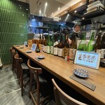 そば酒場 まる庵 - 一階カウンター席、２階はテーブル席