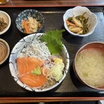 喜食家 - 「三色丼（釜揚げしらす＋サーモン＋アジ）1,800円