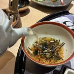 まるや本店 - お出汁をかけます