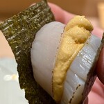 すし海希 - ホタテをウニでサンドイッチ