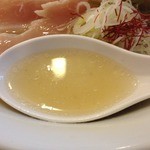 麺や しき - 支那そば（780円）＋大盛り（100円）スープ