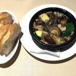 土佐あかうしとワイン プティ・ヴェール - 椎茸のアヒージョ