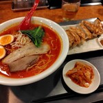 ラーメンたろう - 料理写真:トマトラーメン＋餃子6個