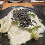 大阪お好み焼 英 人形町店 - キャベツではなく、白菜と塩昆布のサラダ