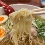 鎌倉家 - 塩ラーメン 麺リフト(2025/11)