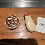 大阪お好み焼 英 人形町店 - 箸置きはマヨネーズと好み焼きの二種類あります