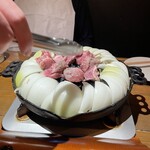 肉塊ジンギスカン ラムロック - 切って、焼いてくれるスタッフ