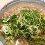 札幌麺屋 美椿 - 味噌チャーシュー味玉ネギトッピング済み