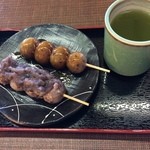 乙女峠　ふじみ茶屋 - 富士山を見ながらお団子をいただきます。それぞれ150円。あっさりしていていいおやつです。