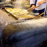 丸亀製麺 呉広店 - 紺色の服の方は　麺職人さんです！貴重な方！