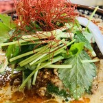 食堂ミサ - 糸切り唐辛子とパクチー