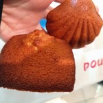 エシレ・パティスリー オ ブール 横浜高島屋店 - 手前がフィナンシェ、奥がマドレーヌ