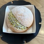 エシレ・パティスリー オ ブール - ボンブ・エシレ　ピスターシュ