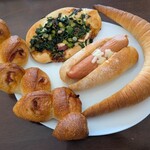 パリーネ - テイクアウトしたベーコンエピ216円、極旨にんにく醤油ベーコンねぎパン248円、クレセント140円、ハニーヴルスト335円✨️生地のパリパリ食感も良くてリベイクすると最高です。