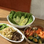 焼肉 PANCHAN - サラダ、キムチ、ナムルももちろん逸品揃い。コレだけでも満足できちゃうかも。笑