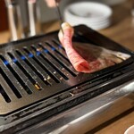 焼肉 PANCHAN - 店員さんがサッと炙って