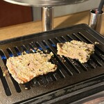 焼肉 PANCHAN - 一枚目は店員さんが丁寧に焼いてくれます