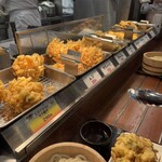 丸亀製麺 - 料理写真:釜揚げうどんと揚げ物がいろいろ。