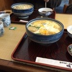 順絲菴 - 奥:たぬきうどん、手前:卵とじうどん 関西風