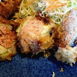 とんかつ わらしっ子 - 断面、ひき肉もびっしり挟んである