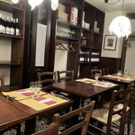 オステリア ダ アダ - 内装は向こうの居酒屋を模したとかで雰囲気抜群。