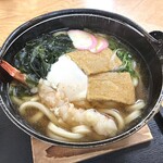 小島 - ボリュームはそこそこ。
色彩的には地味な見た目ではあるが、
具材の種類は多め。