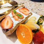 いちご ICHIJYU - フルーツサンド ハーフ　いろんなフルーツの盛り合わせが横についてきます