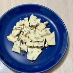 栄光堂トレーラーショップ チョコル - 「妖艶なラムレーズン」 ホワイトチョコレートとラムレーズンの絶妙な組み合わせの割れチョコです♡