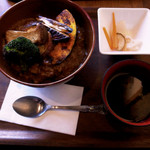 エヌ1221 - 10種の野菜と鰹だしの煮込みカレー　五穀米丼