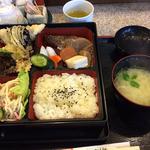 幕の内弁当735円