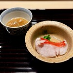 多仁本 - 多仁本さんのちり酢、好きなんですよね♪
      鮮やかな金目鯛の赤と、菜の花の緑が補色で引き立て合うように、お味も、金目鯛の甘さと菜の花の苦味のコントラストがよき♪