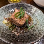 粉ひで - お通しの揚げ豆腐。しっかり揚げて、中はぷるん。