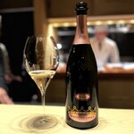 多仁本 - まぐろの色に合わせて、ロゼスパークリング。
      素晴らしい醸造家の手によるものだそうで、ロゼらしいふくらみが心地いい♪