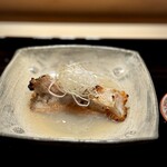 多仁本 - 白甘鯛はシンプルに調理するお店が多い中、あられを纏わせるという、ある意味で贅沢♪
      ほんのりと香辛料も効かせてあります。