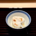 多仁本 - 可愛らしいハート型の、濃厚な河豚白子♪
      塩味は贅沢にキャヴィアで添えて、筍は食感のアクセントに心地良い。
      こんなお粥がオープニングなんて、高揚感が高まる〜！