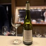 多仁本 - フローラルで、華やかさのあるミュスカデ。
      牡蠣との相性がいいと言われるぐらい、ロワールのミュスカデはミネラル豊か。
      蛤出汁ですし、魚介のお供として間違いありませんね。