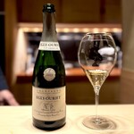 多仁本 - ただの気軽なワインイベントと侮るなかれ(^^)
      このクラスのシャンパーニュが、サラッとサーヴされます。
      素晴らしいピノ主体のふくよかさが、白子のリッチなクリーミーさとしっくり来ます。