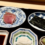 多仁本 - 藁で炙ったメジ鮪。藁の香りがいいし、海苔との相性も言うに及ばず。
      組み合わせ的には、完全に「まぐろの山かけ」(^^)
      時々挟まれる、こういう近づきやすい一品が、ホッとさせてくれます。