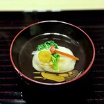 多仁本 - まだギリギリ１月ですから、お雑煮的な椀物。
      中にはしっりと唐墨の詰まった、食べ応えのあるお餅と、バランスのいい吸い地。
      贅沢です(^^)