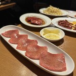 炭火焼肉ホルモン まるは - 