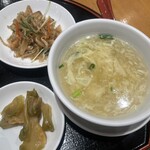 匠 - 唐揚げ定食（スパイシー）1,080円につく副菜とスープ