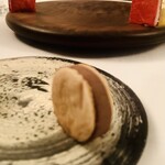 プリズマ - ①【アミューズ4種】
      B 黒鶏（丹波 or 近江？）白レバーのパテ、パルミジャーノのペッペ（生地）サンド