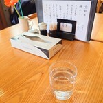 やぶ善 - 着席後すぐに提供してくれる、冷たいお水。