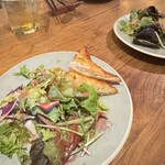 モンスーンカフェ 舞浜イクスピアリ - このサラダにかかってるドレッシング美味しすぎて売って欲しい