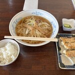 増や - 料理写真:ねぎラーメンと餃子セット。
