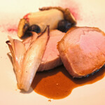 LIAISON - ランチコース 9680円 の茨城の長右衛門豚 根セロリのピューレ ビーツのパウダー